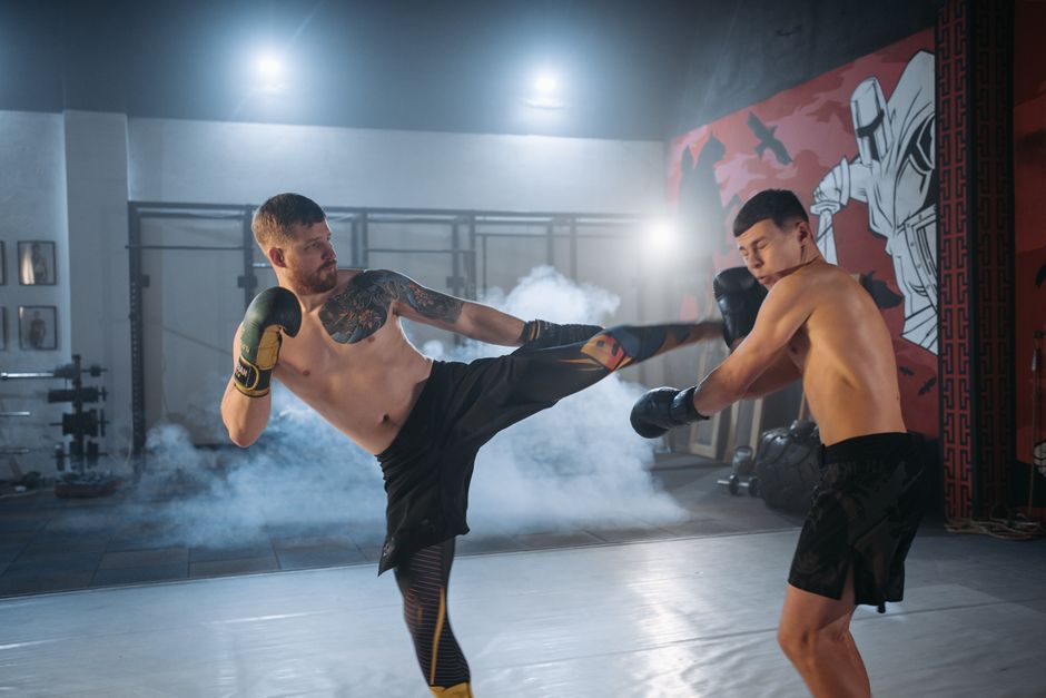Jak wygląda trening siłowy w MMA? Plan, ćwiczenia i efekty
